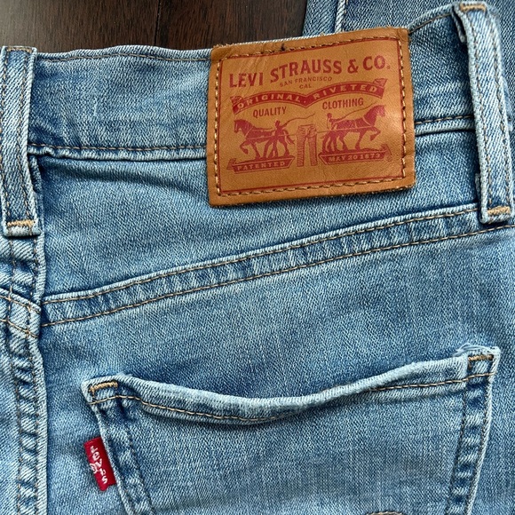 Levi’s light wash skinny jeans - Picture 4 of 6